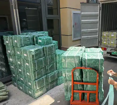 Тұтынушы шкафының жабдыққа тапсырысы оралған және жөнелтуге дайын